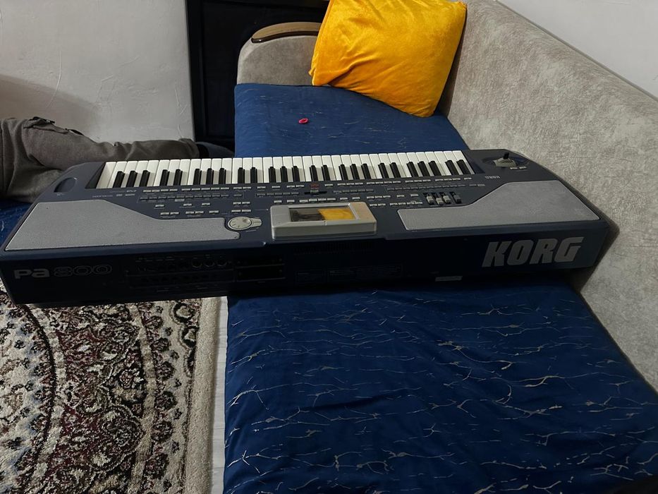 Продам синтезатор корг па 800