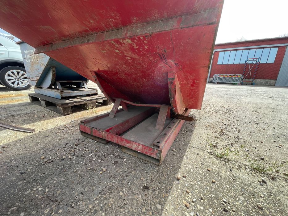 Саморазтоварващ контейнер за строителни отпадъци