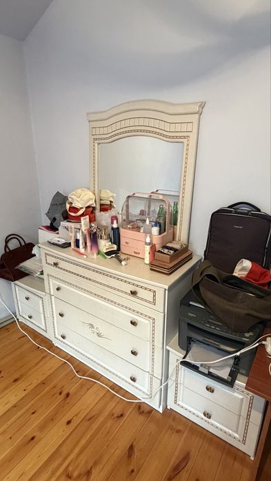 Продам спальный гарнитур белый