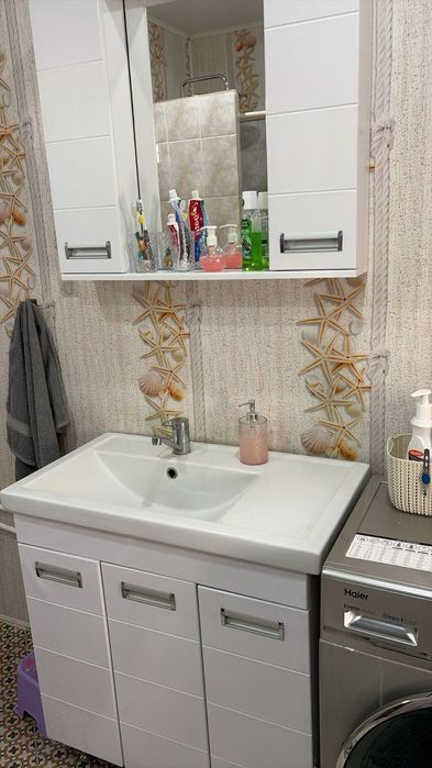 Раковина с тумбой и навесным шкафчиком.