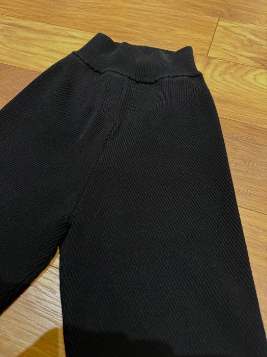 Черни клинове с оребрена текстура