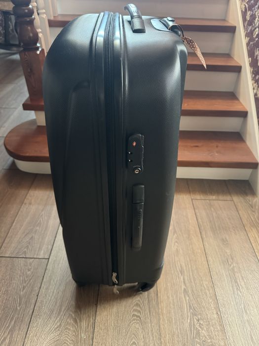 Чемодан черный на колесиках