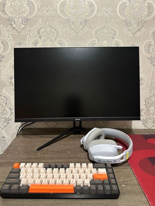 Продаю гарнитуры для компьютера. Монитор, наушники, клавиатура
