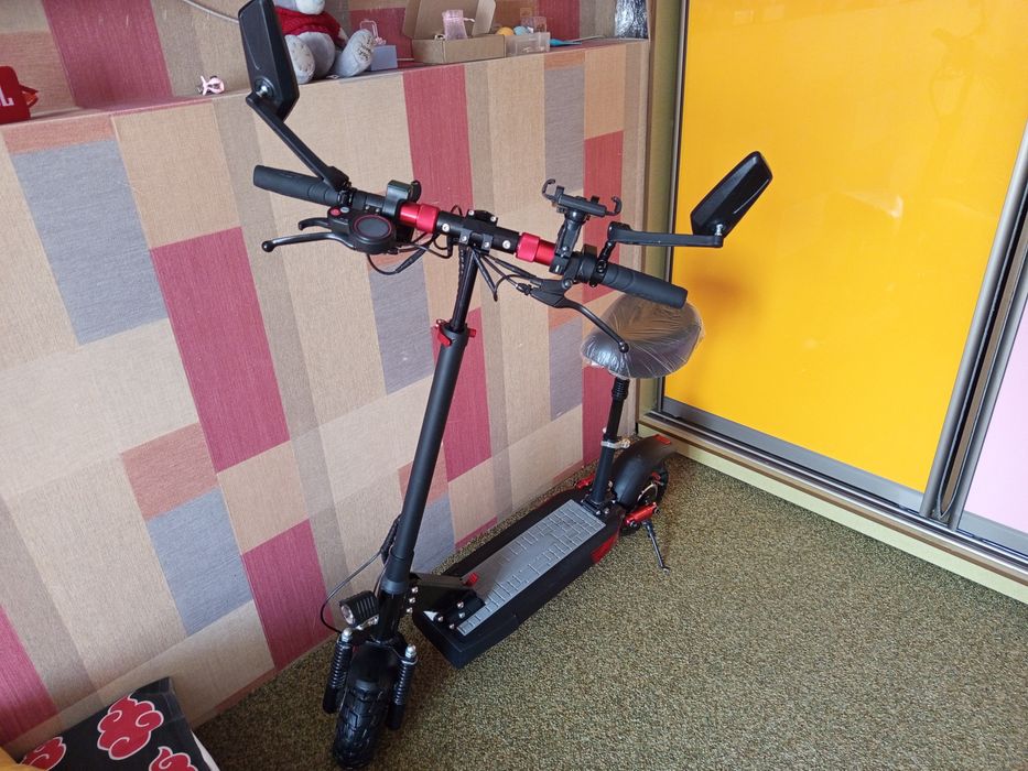 Электросамокат в отличном состоянии.