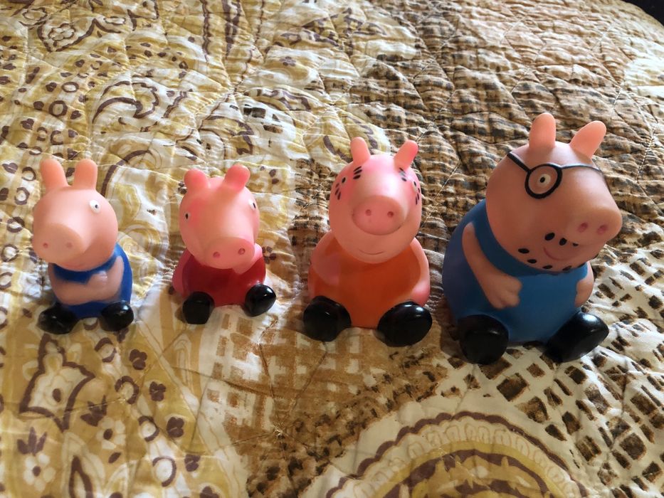 Продаются игрушечная семья свинок.