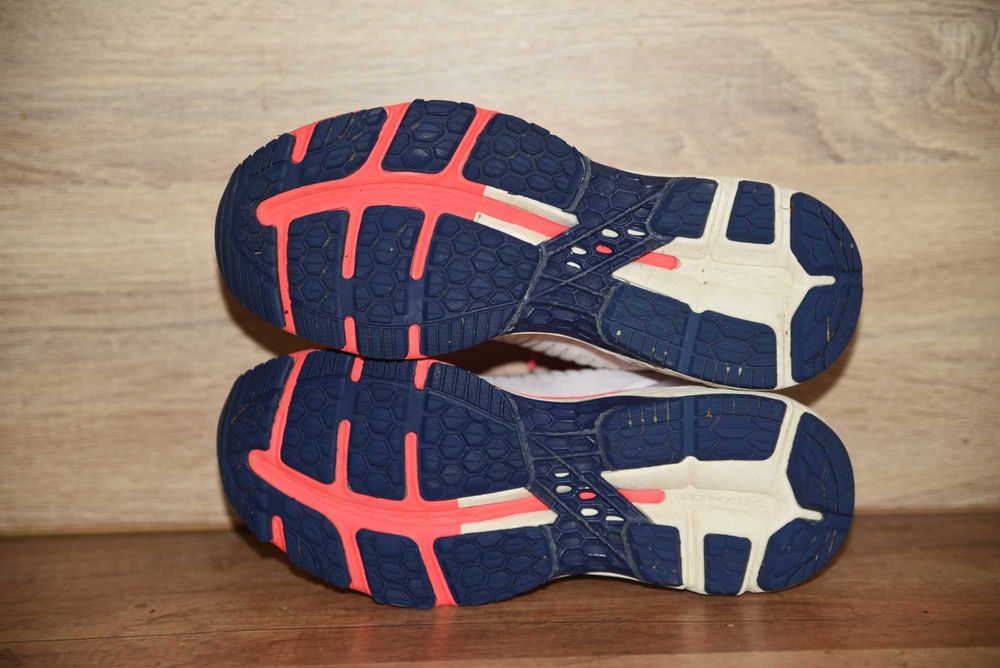 Asics оригинални дамски маратонки, размер 39