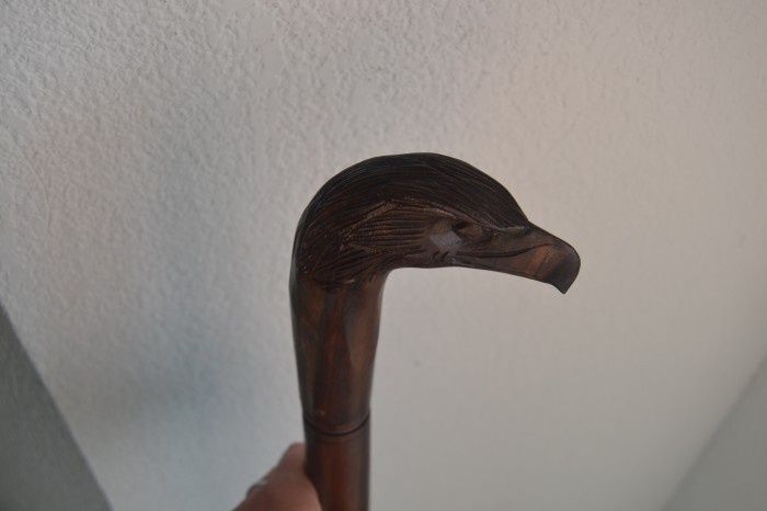 Baston antic lucrat integral manual cap de vultur ,stare excelenta, pi