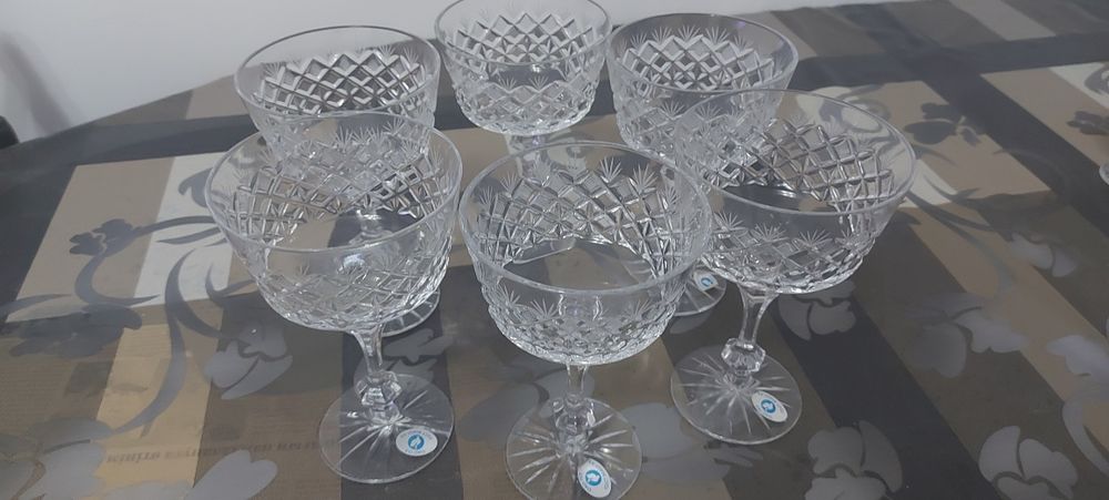 Хрусталь вазалар сатылады