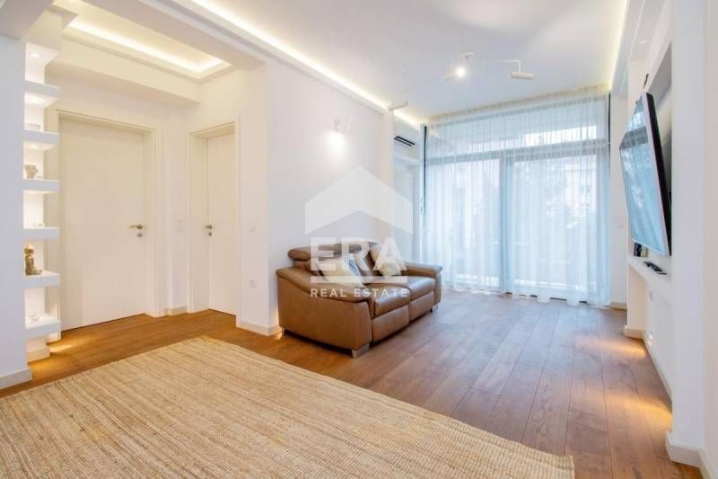 Елегантен тристаен апартамент на ул. 6-ти Септември - Жълтите павета