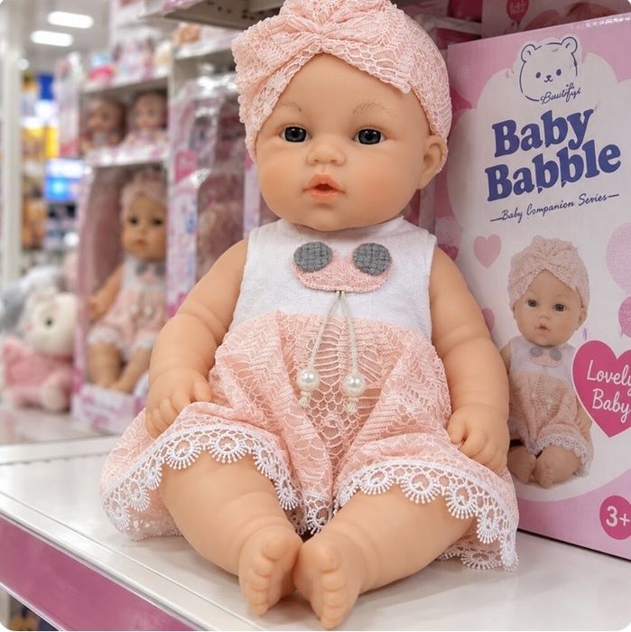 Говореща кукла бебе Baby Babble с реалистичен дизайн, розова дантелена рокличка и шапчица