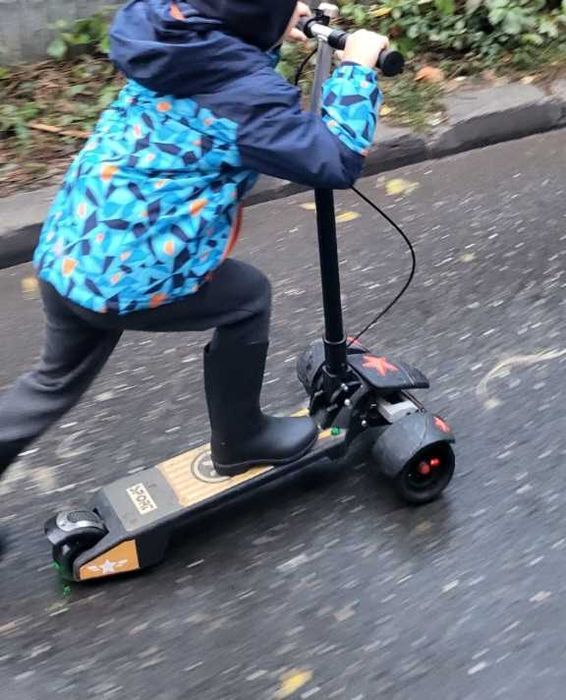 Trotineta ActionOne pliabila, cu roti si platforma luminoase, muzica si frana de mana, Revenge