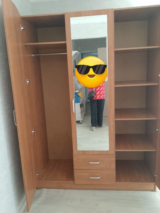 Шкаф трехдверный