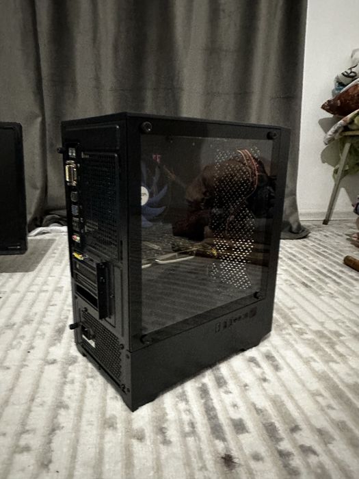 Компьютер с монитором и девайсами