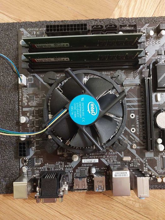 Intel i5 8400 + Gigabyte B365M DS3H + 16GB 2400Mhz CL17 Kingston KVR