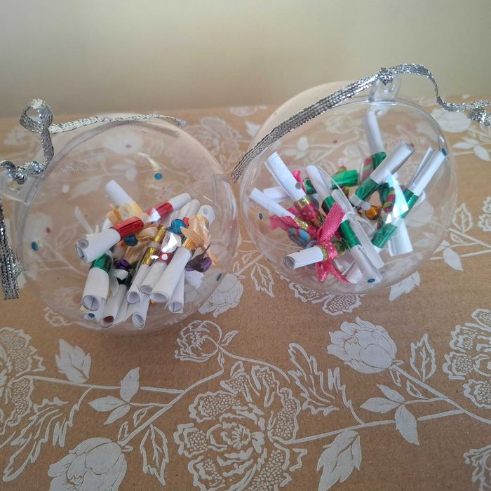 Топка с коледни късмети