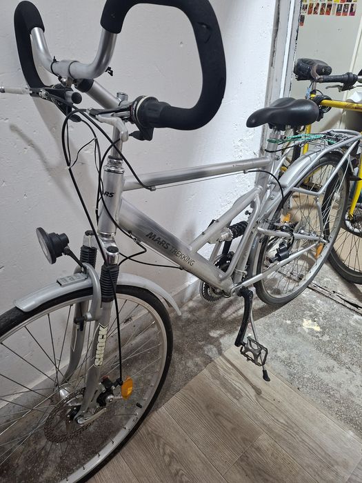 Bicicleta cu suspensi si roti noi.