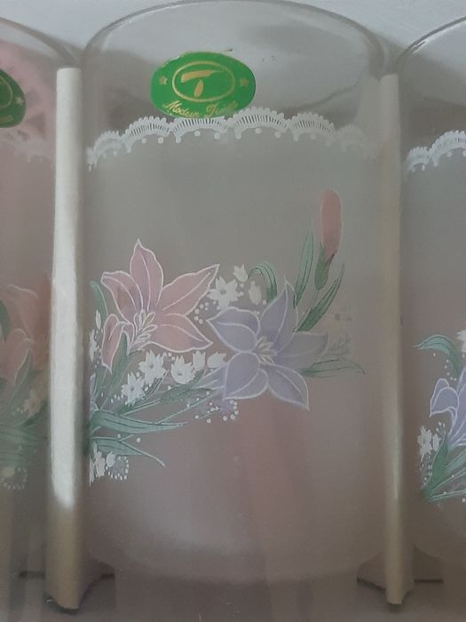 Продаются стаканы под напитки