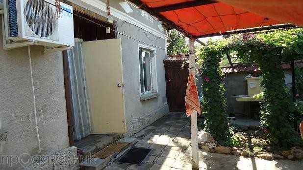 Реновирана къща с 9 стаи, гараж, плевня и земя - на търг