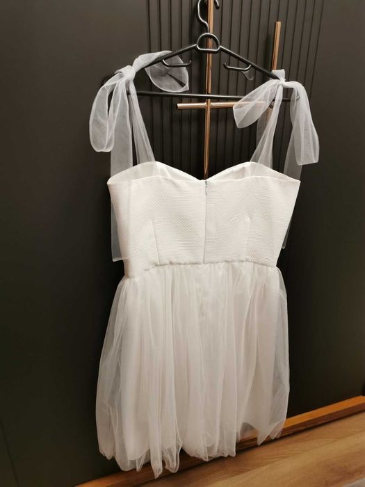 бяла бутикова рокля