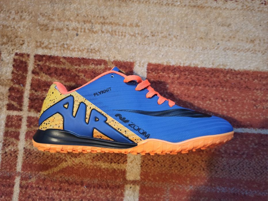 Pantofi teren sintetic, 40. (NOI)