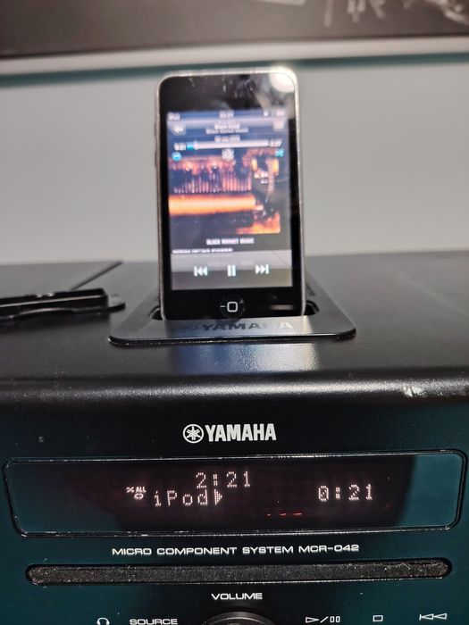 YAMAHA MCR-042  mini sistem audio cu CD, USB, AUX,  IPod, cu boxe originale, fără telecomandă