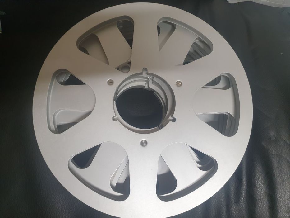 26,5см 10,5" шпула за ролков магнетофон. Алуминиеви ролки. 
Едната с