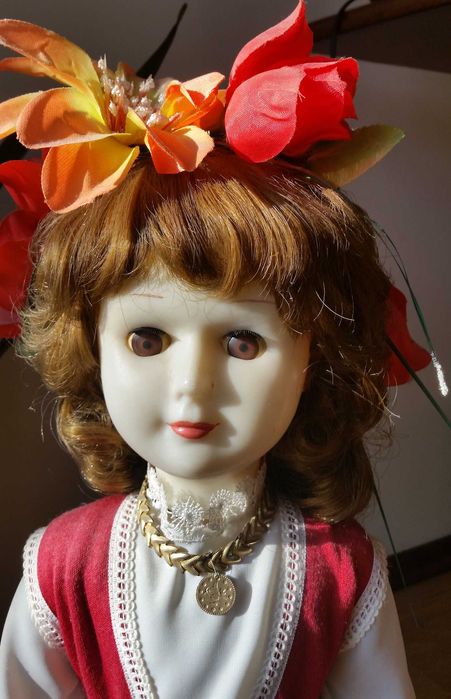 Продавам 58 годишна кукла в народна носия.