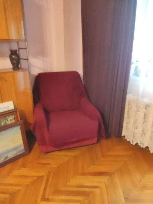 Fotoliu pentru living cu dimensiuni generoase.
