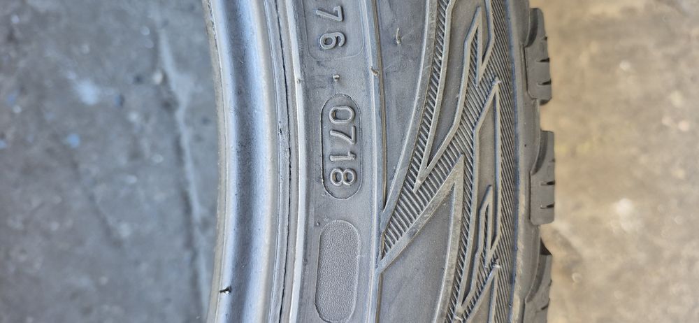 4 anvelope iarna Nokian 275/40/21.Pretul este pe bucata.