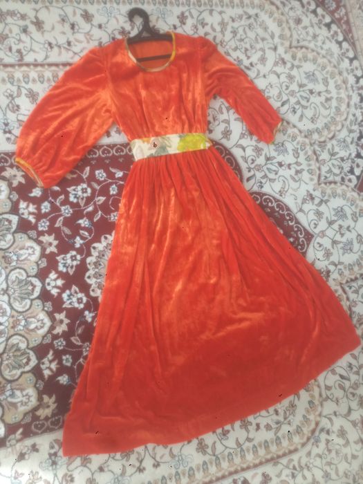 Көйлек сатылады өте әдемі белбеу бар.