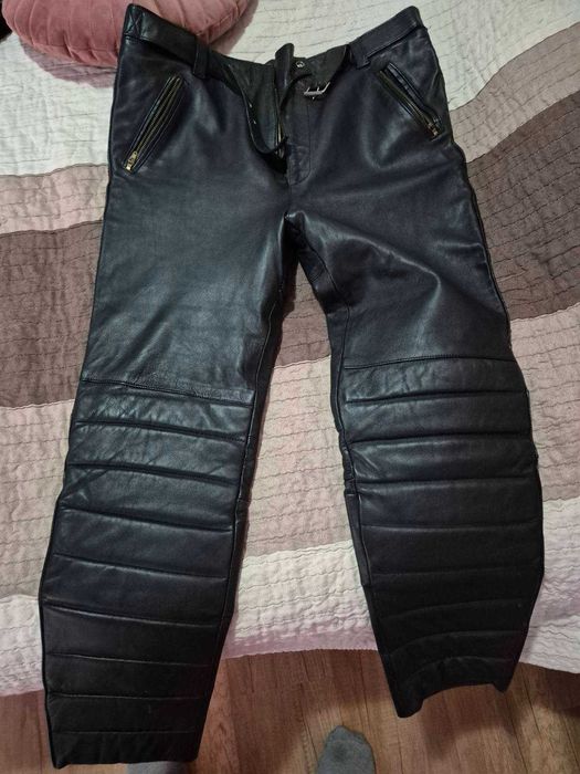 Черен кожен панталон за пистов мотор.