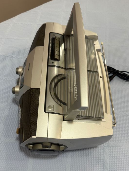 SAMSUNG стерео касетофон с компакт диск и супер бас