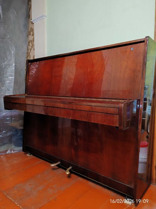 Продам пианино. Самовывоз. 15000. Всё рабочее.