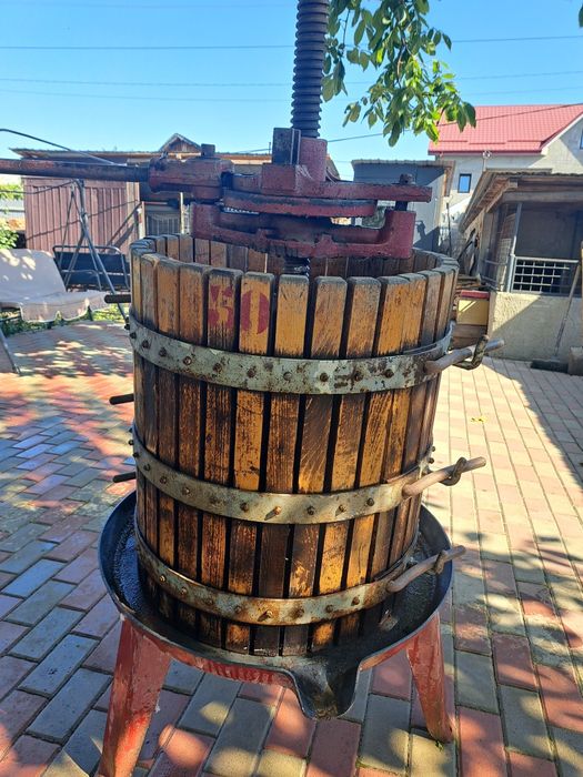 Vând teasc struguri