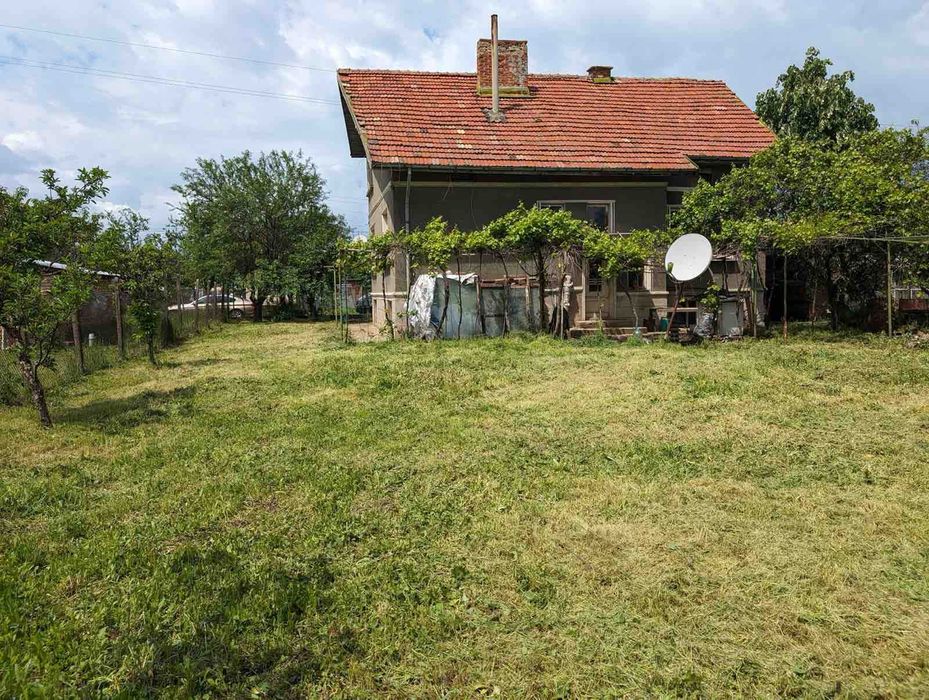 Самостоятелна къща с гараж и двор от собственици