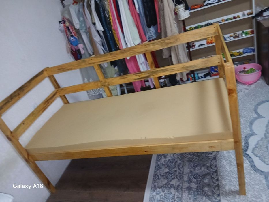 Деревянная кровать