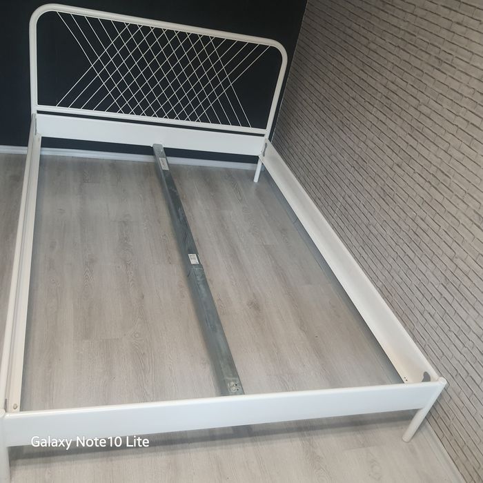 Метално легло - бяло.