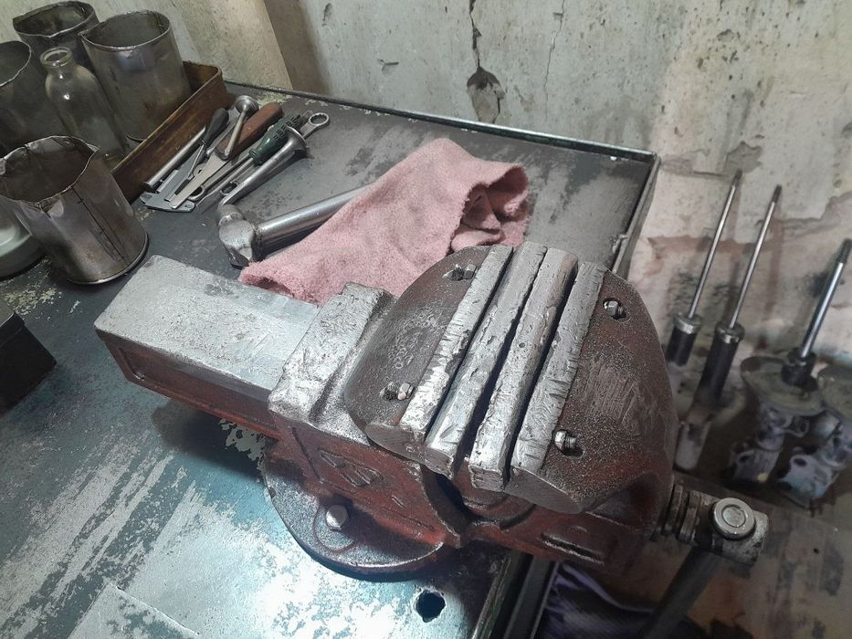 Стол верстак и тиски