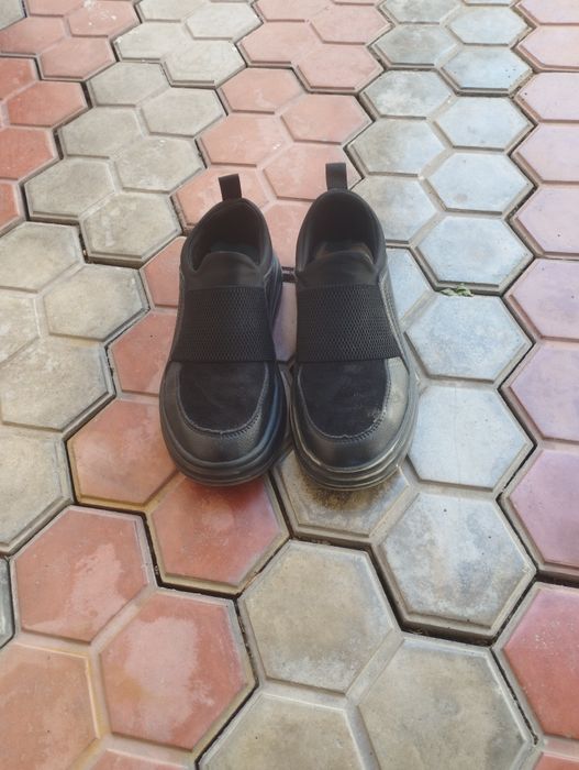 Кроссовка и туфли