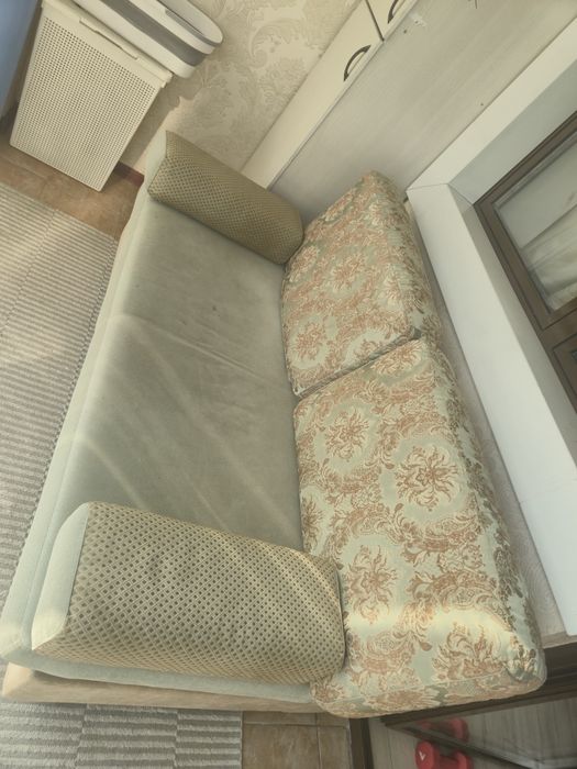 Продам удобный маленький диванчик.