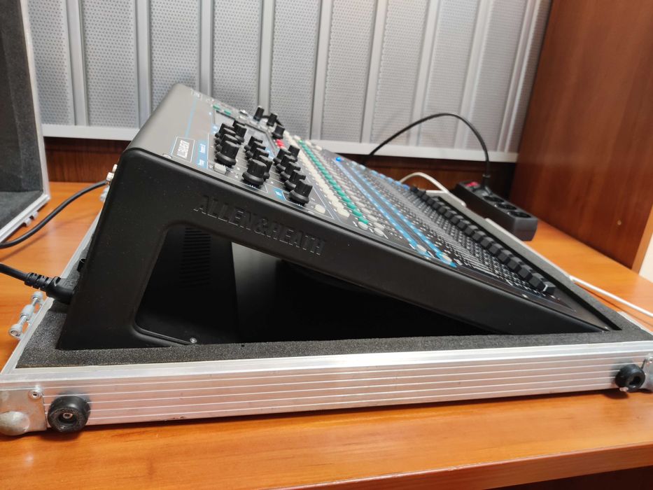 Allen & Heath Qu-16 цифров смесителен пулт с твърд кейс