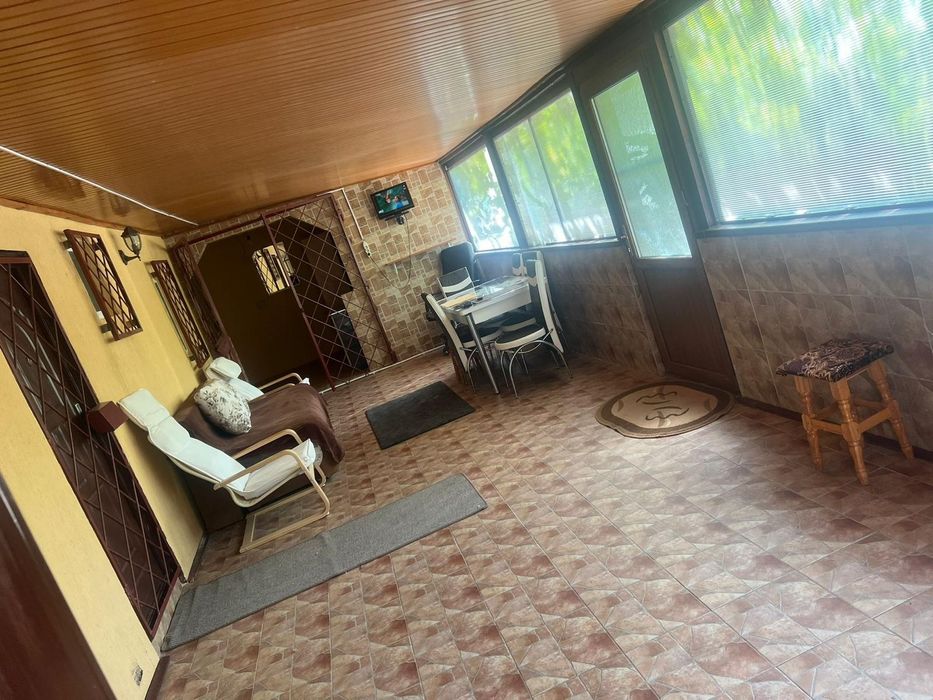 Casắ modernă complet mobilatà cu teren generos 1100 mp.