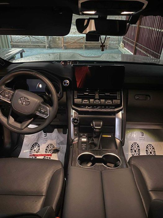 Продам TOYOTA LAND CRUISER 300 70 Anniversary 300ZI 2022г.