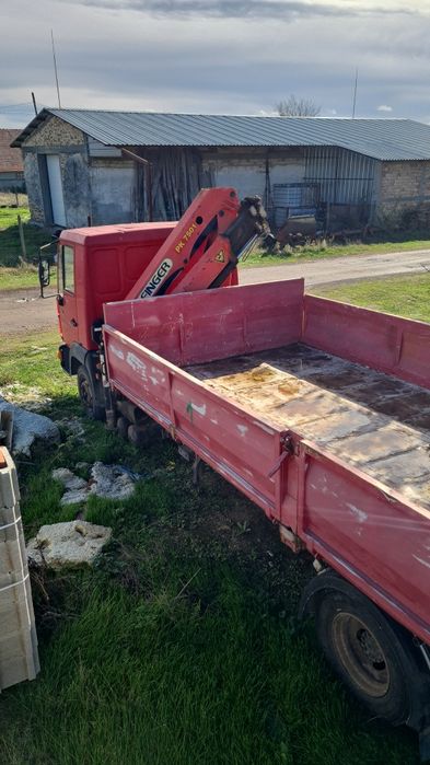 Ман самосвал със кран