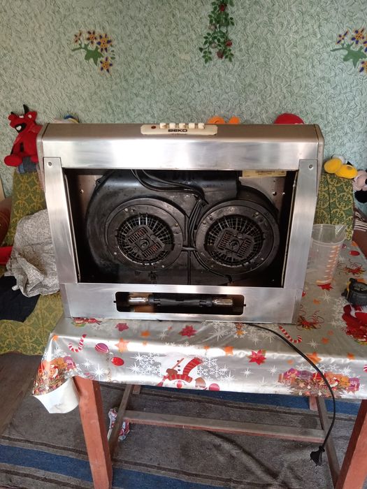 Vând hota inox Beko