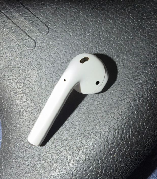 AirPods 2 наушник