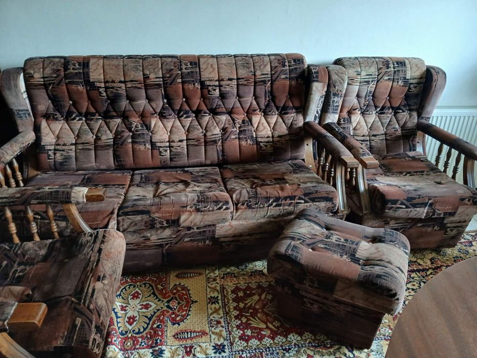 Диван,две кресла и две таботетки