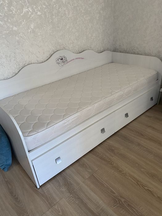 Продам кровать с ортопедическим матрасом