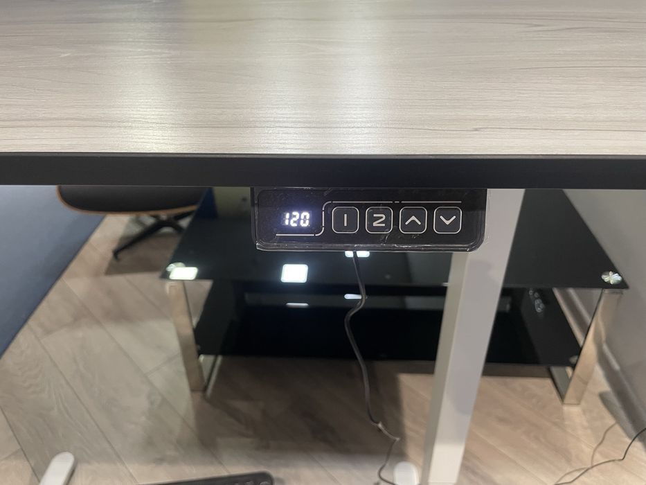 Письменный регулируемый электронный стол