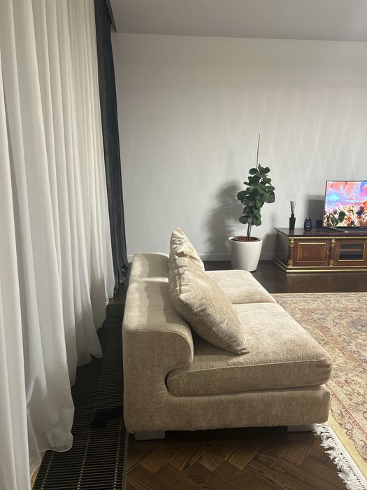 большой бежевый модульный диван,